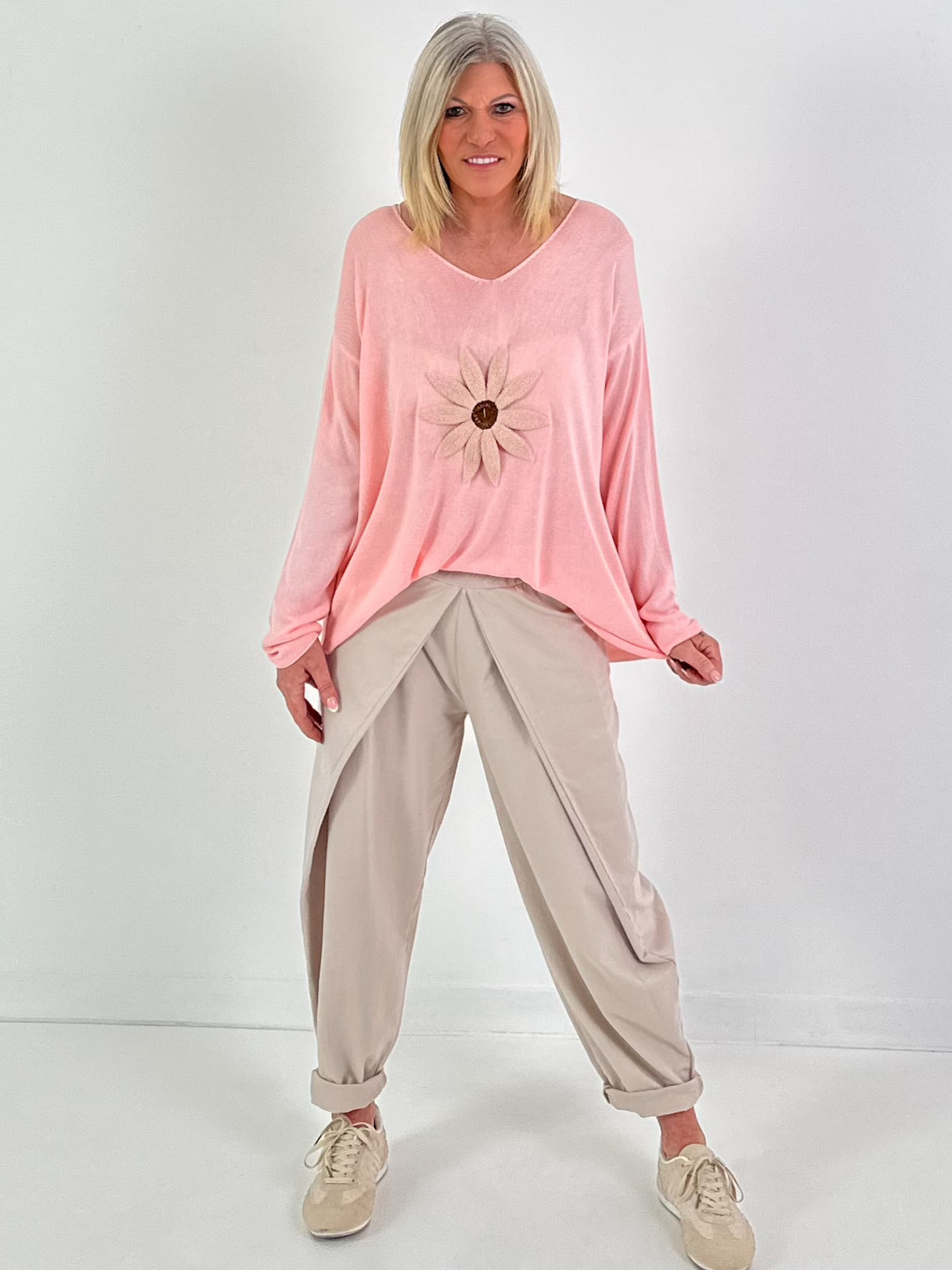 Pullover mit Häkelblume - rosa