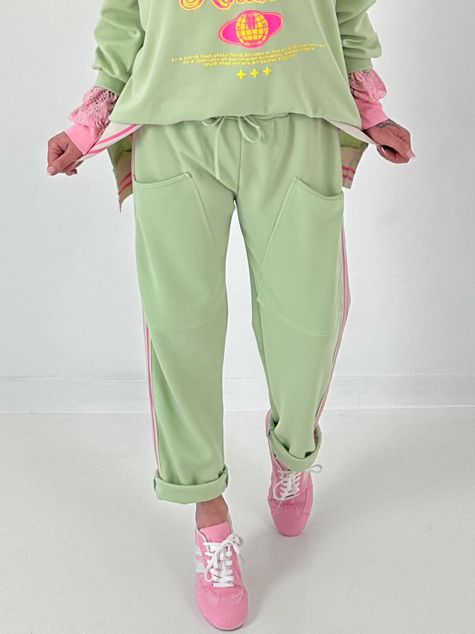 Hose mit großen aufgesetzten Taschen - lindgrün