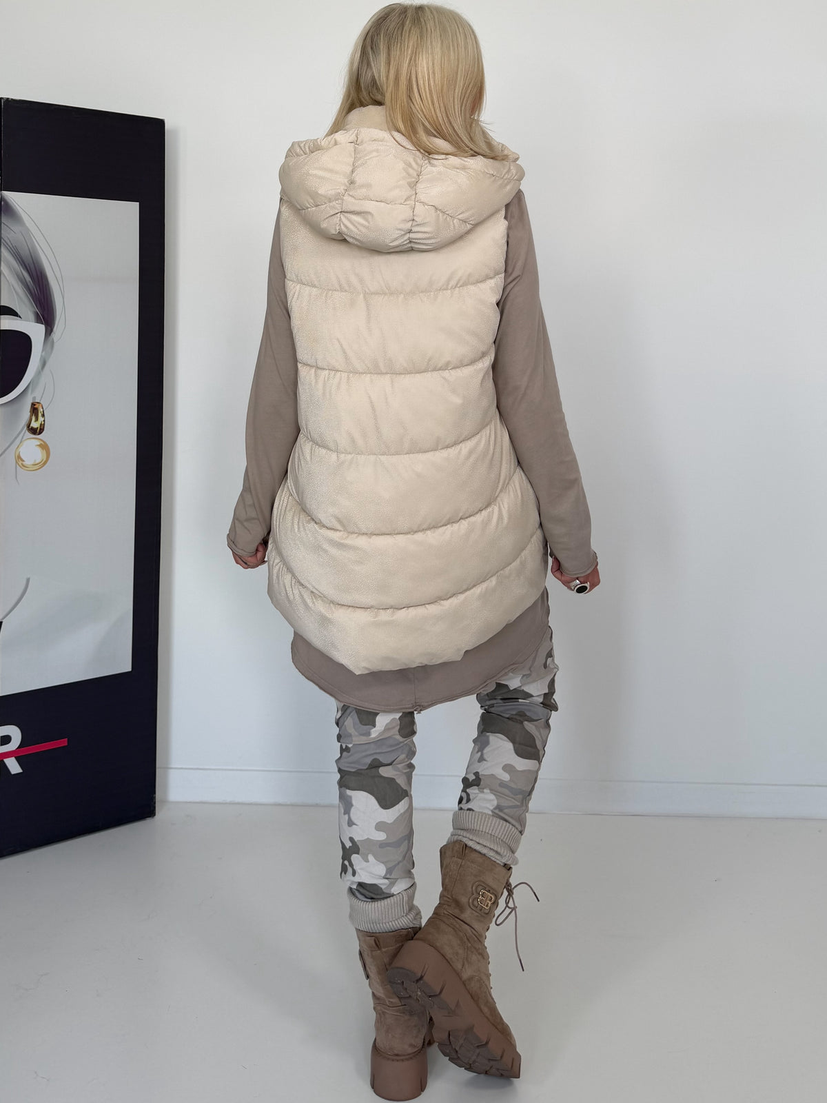 Weste mit schimmerndem Finish und Kapuze - beige