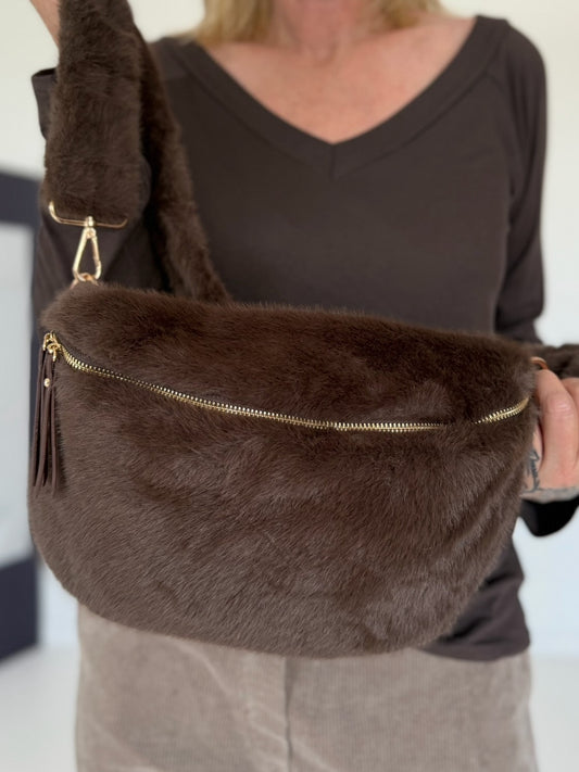 Crossbody faux fur bag - mocha