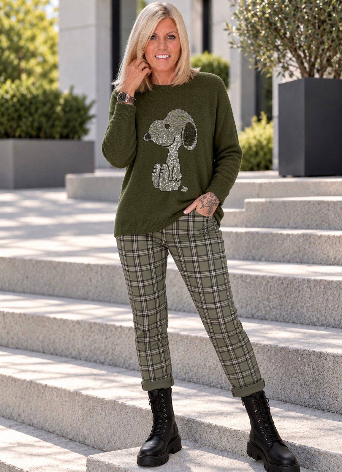 Pullover mit Strass-Cartoon-Motiv - oliv