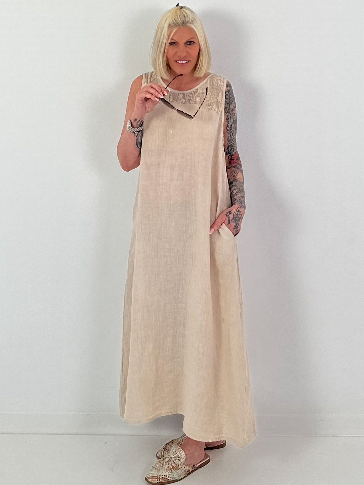 Sleeveless linen dress with crochet insert - beige