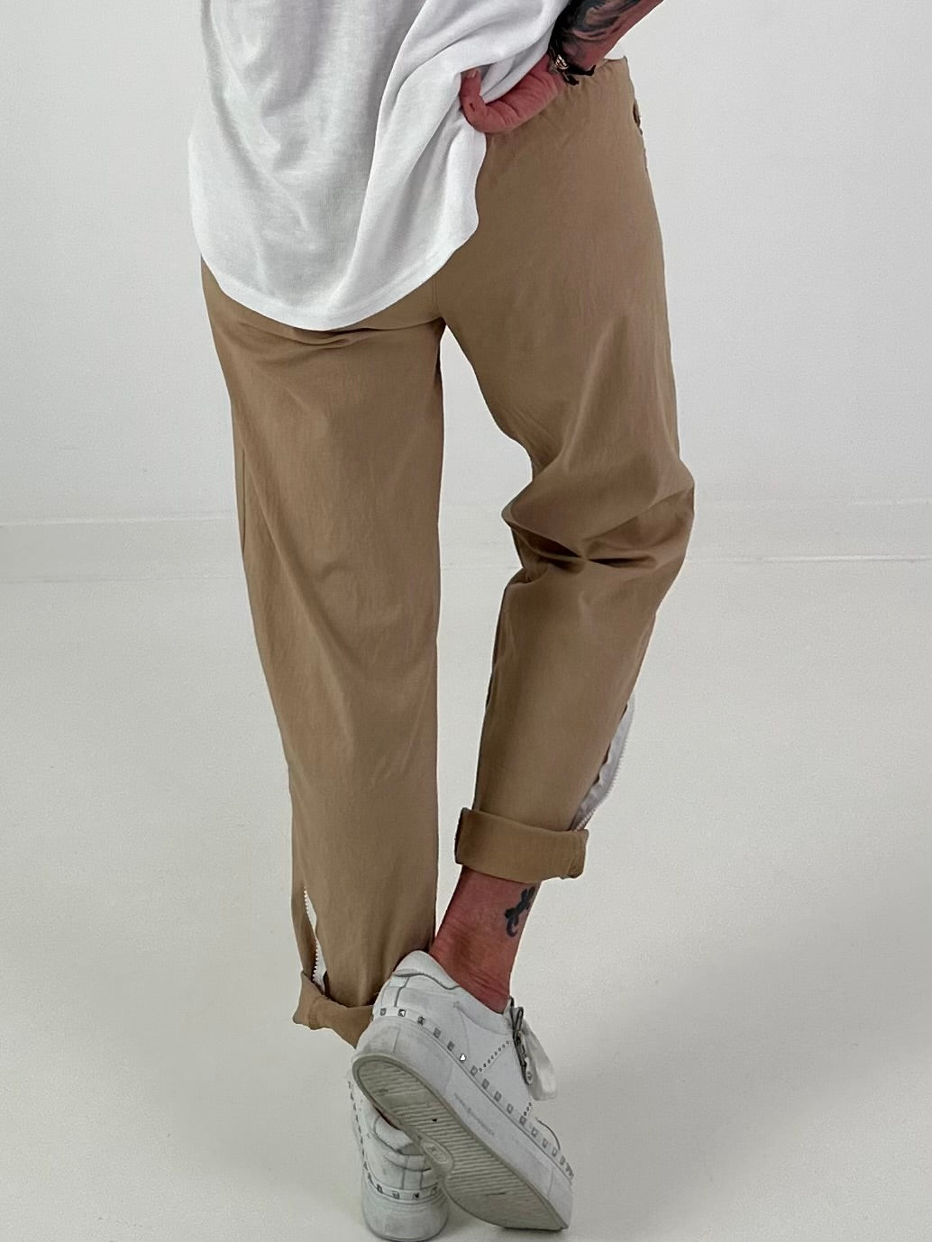 Trousers with zipper details - camel