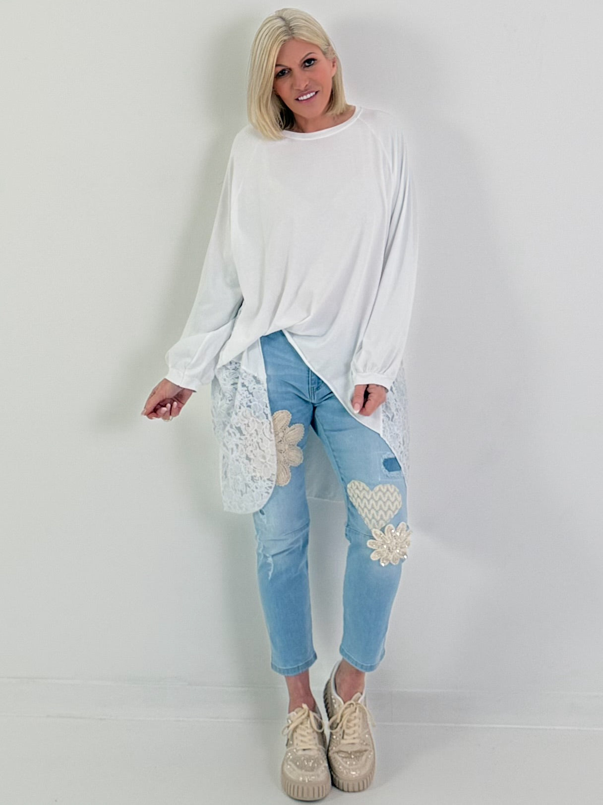 Oversized Long-Shirt mit seitlichen Spitzeneinsätzen - weiss