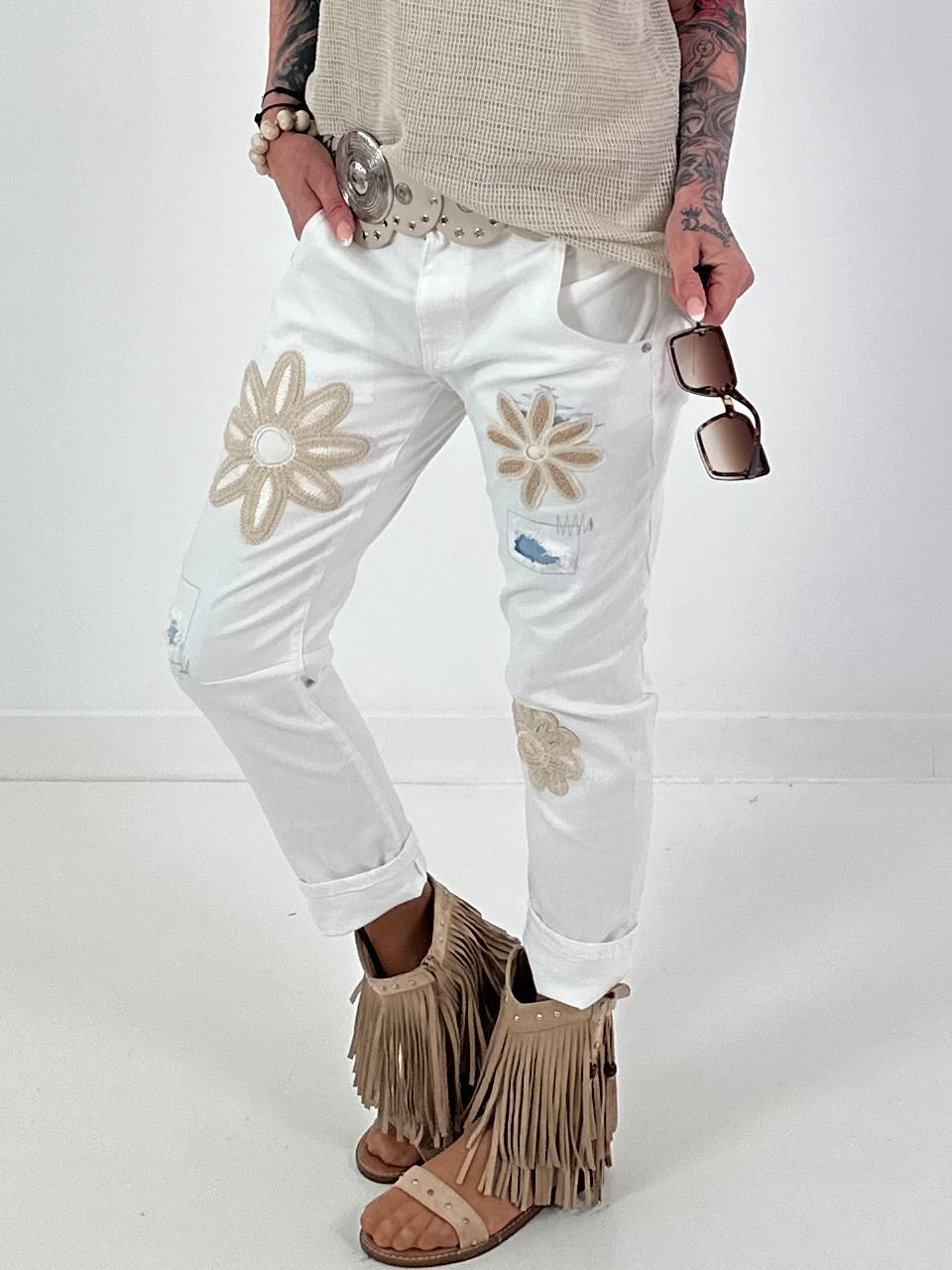 Jeans with crocheted floral appliqués - white