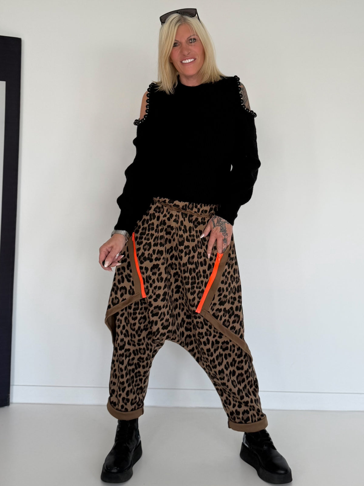 Pullover mit Cut-Outs und Statement-Perlen - schwarz