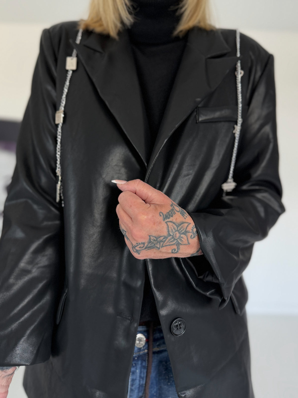 Stylischer Blazer in Lederoptik mit abnehmbaren Kettenelementen - schwarz