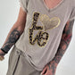 T-Shirt Love mit Leo- und Paillettendetails - taupe