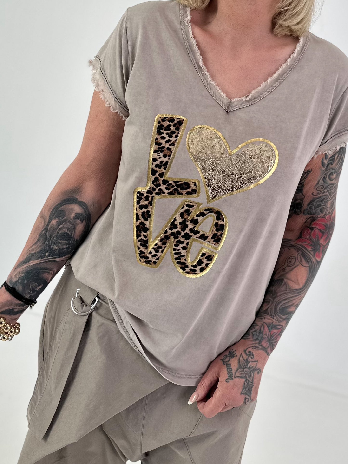 T-Shirt Love mit Leo- und Paillettendetails - taupe