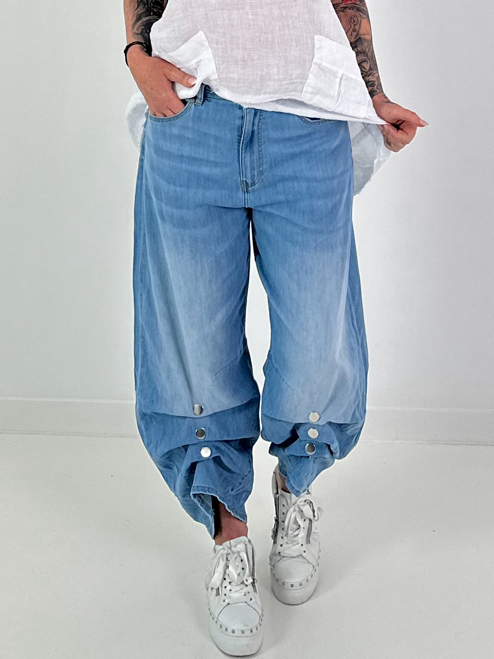 Jeans with gathered snap-button hem - denim