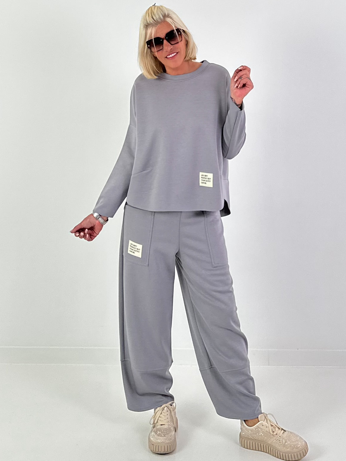 Zweiteiler mit Statement Patch - grau