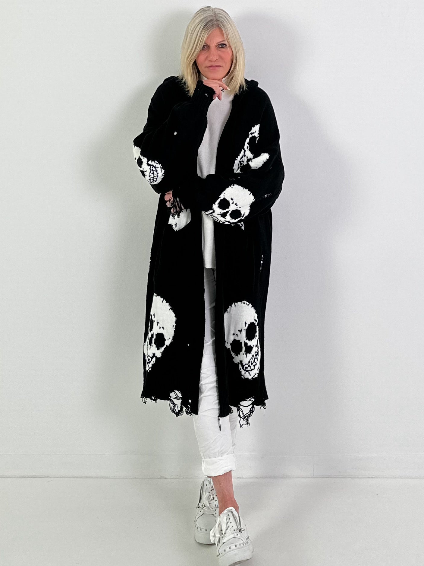 Oversized Strickmantel mit Kapuze Modell "Skull" - schwarz-weiss ( lieferbar ab ca. 13.12.25)