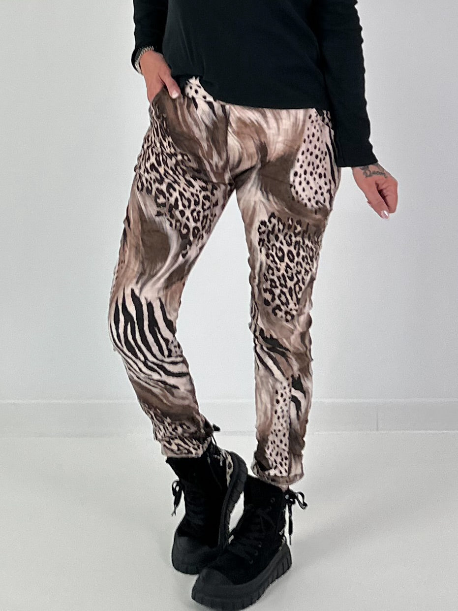 Hose in Wildleder-Optik mit Animal Print - mehrfarbig