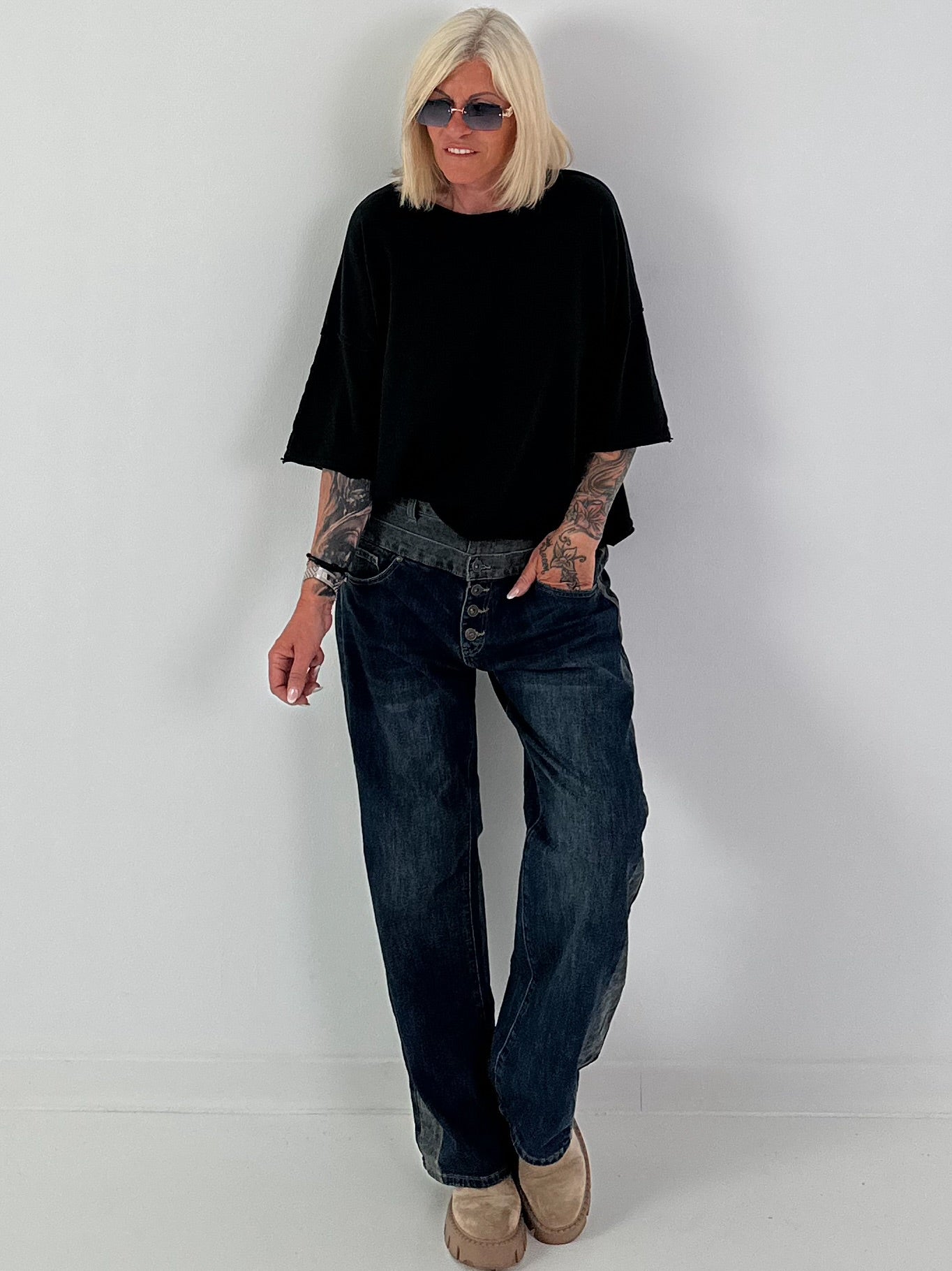 Short-sleeved shirt with stylish exposed seams - black
