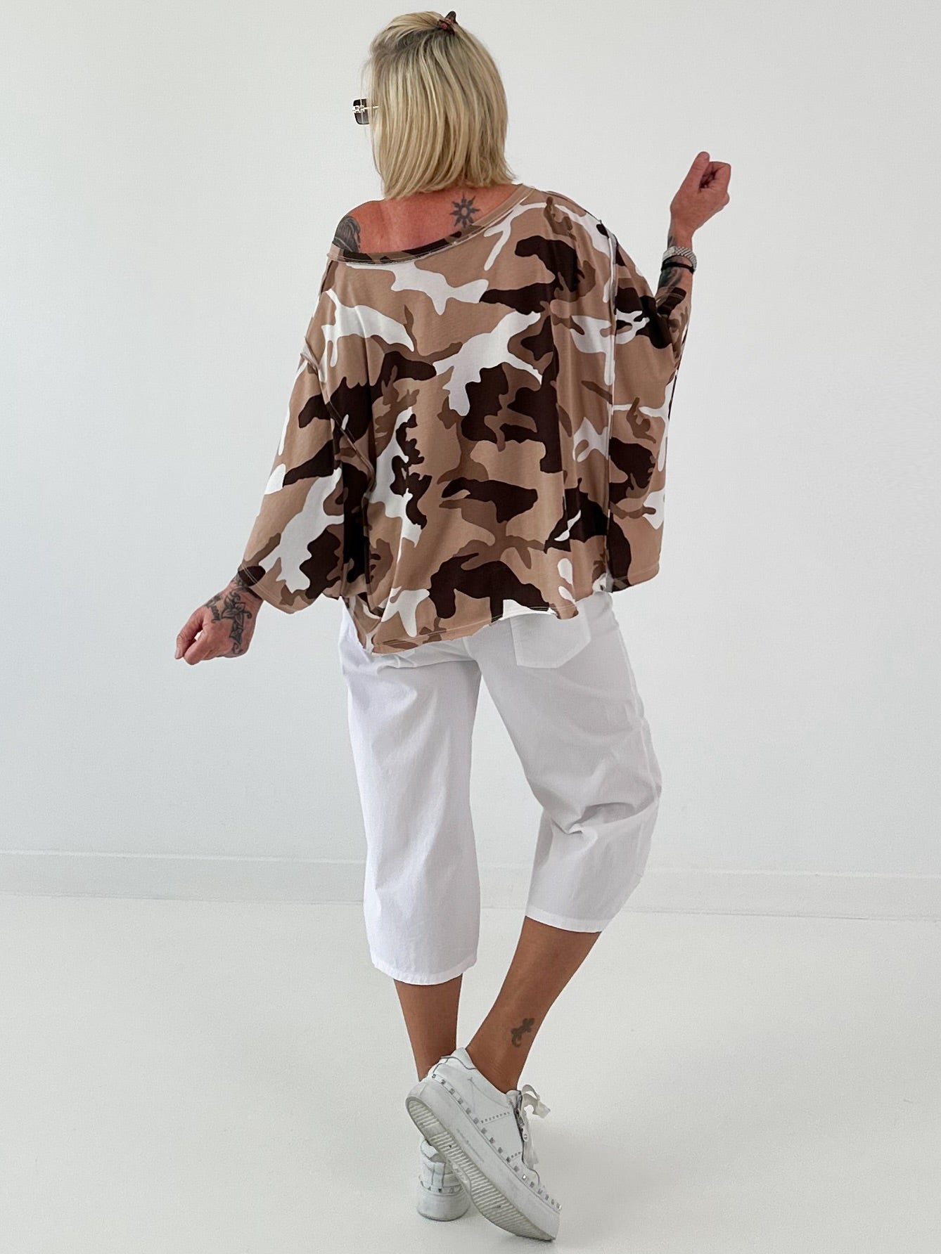 Sweatshirt model "Lace Whisper" - beige