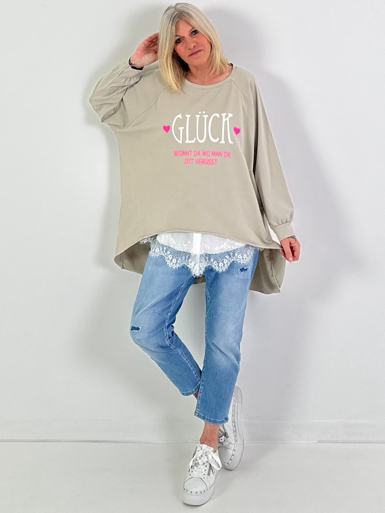 Oversized stonewashed Sweatshirt Modell "Glück..." - beige