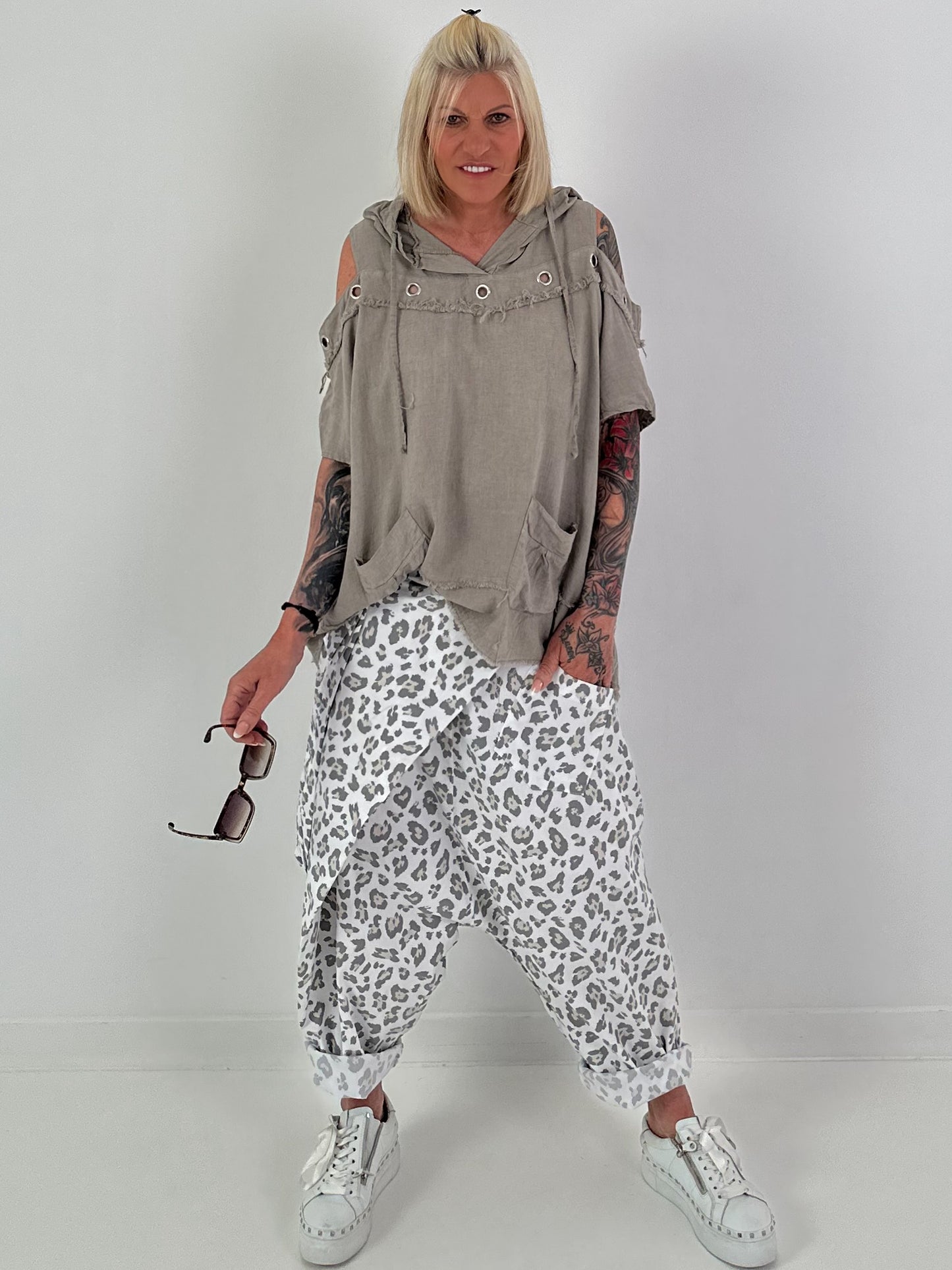 Leinen Shirt mit Ösen und Schulter Cut-Outs - taupe