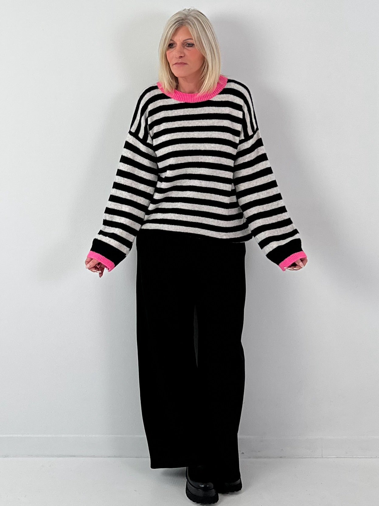 Trui model "Stripe Pop" - zwart en gestreept