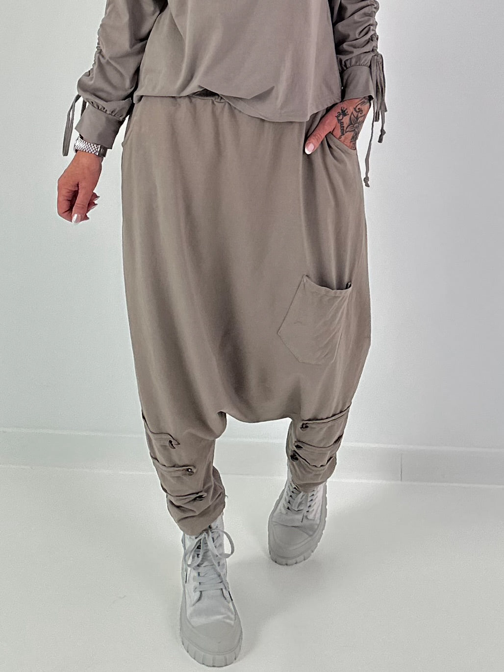 Haremhose mit Knopfdetails - taupe