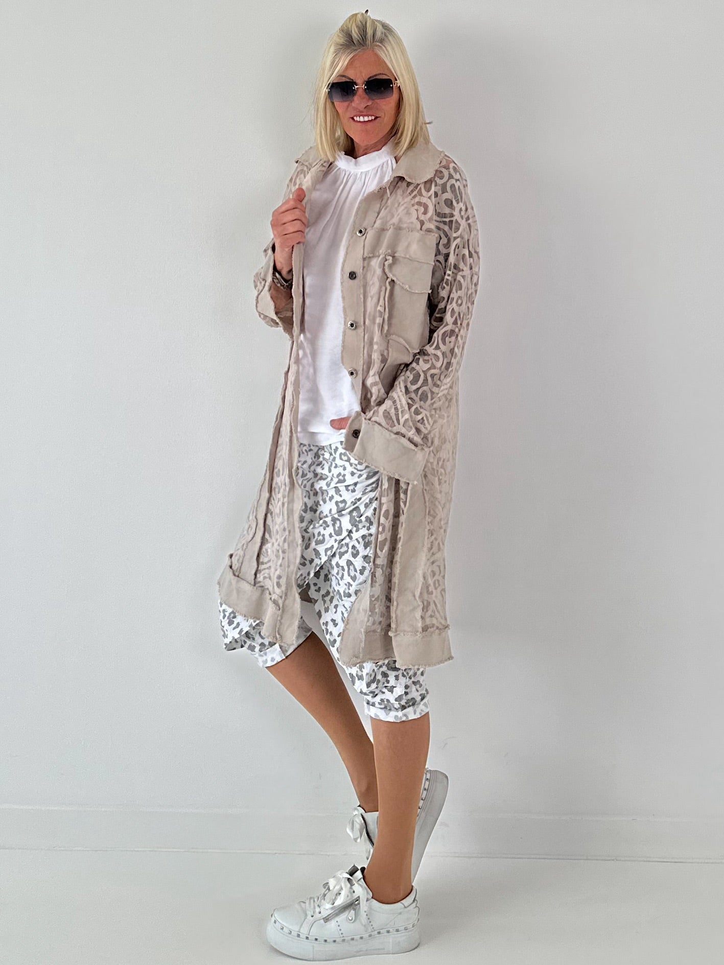 Jeansmantel mit Leo und floralem Netzeinsatz - beige