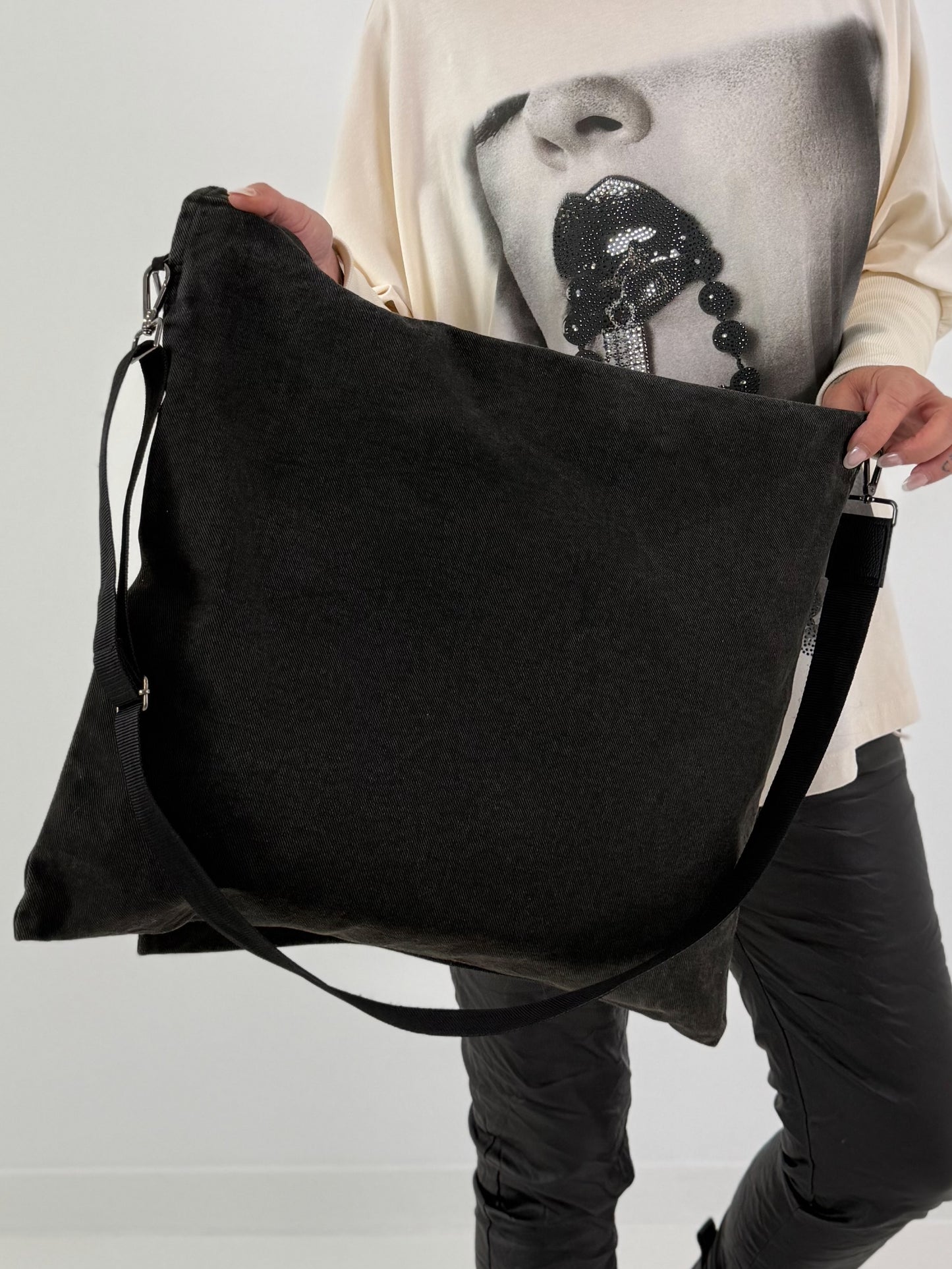 Stylische Tasche in Used-Jeansoptik und Strassmotiv Woman - schwarz