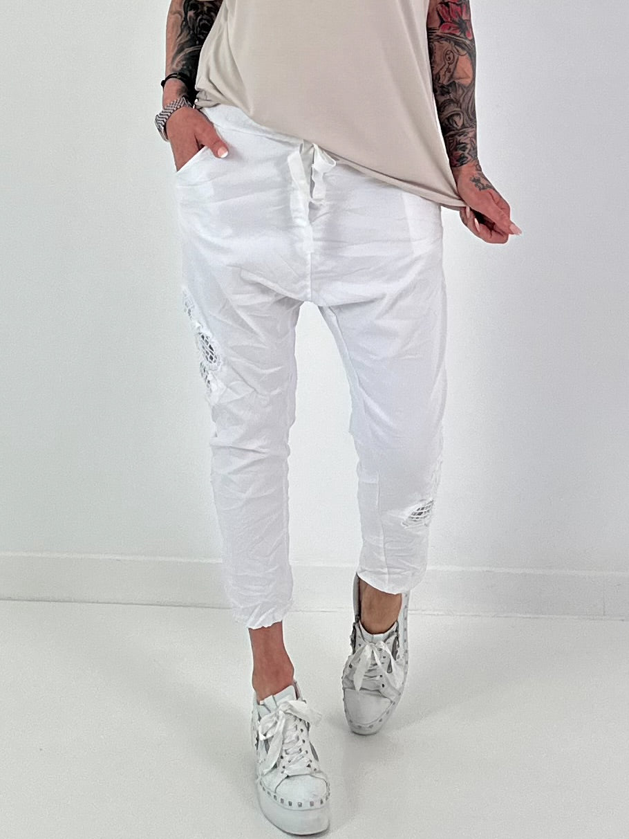 Baggy/Boyfriend Hose mit seitlichen Häkelblumen - weiss