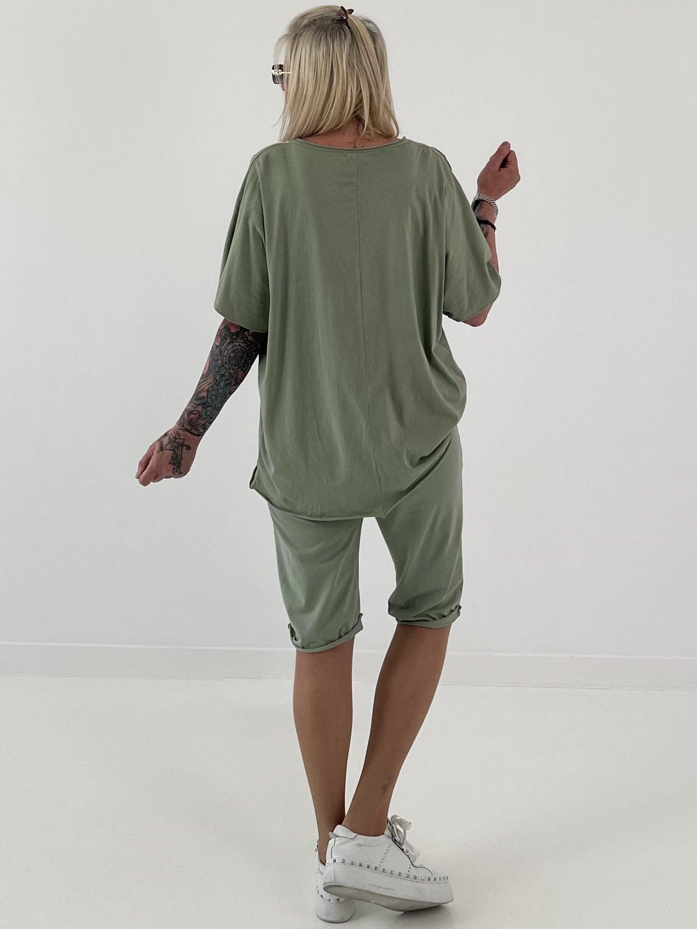 T-Shirt mit Häkelstern-Nieten-Cut-Outs - khaki