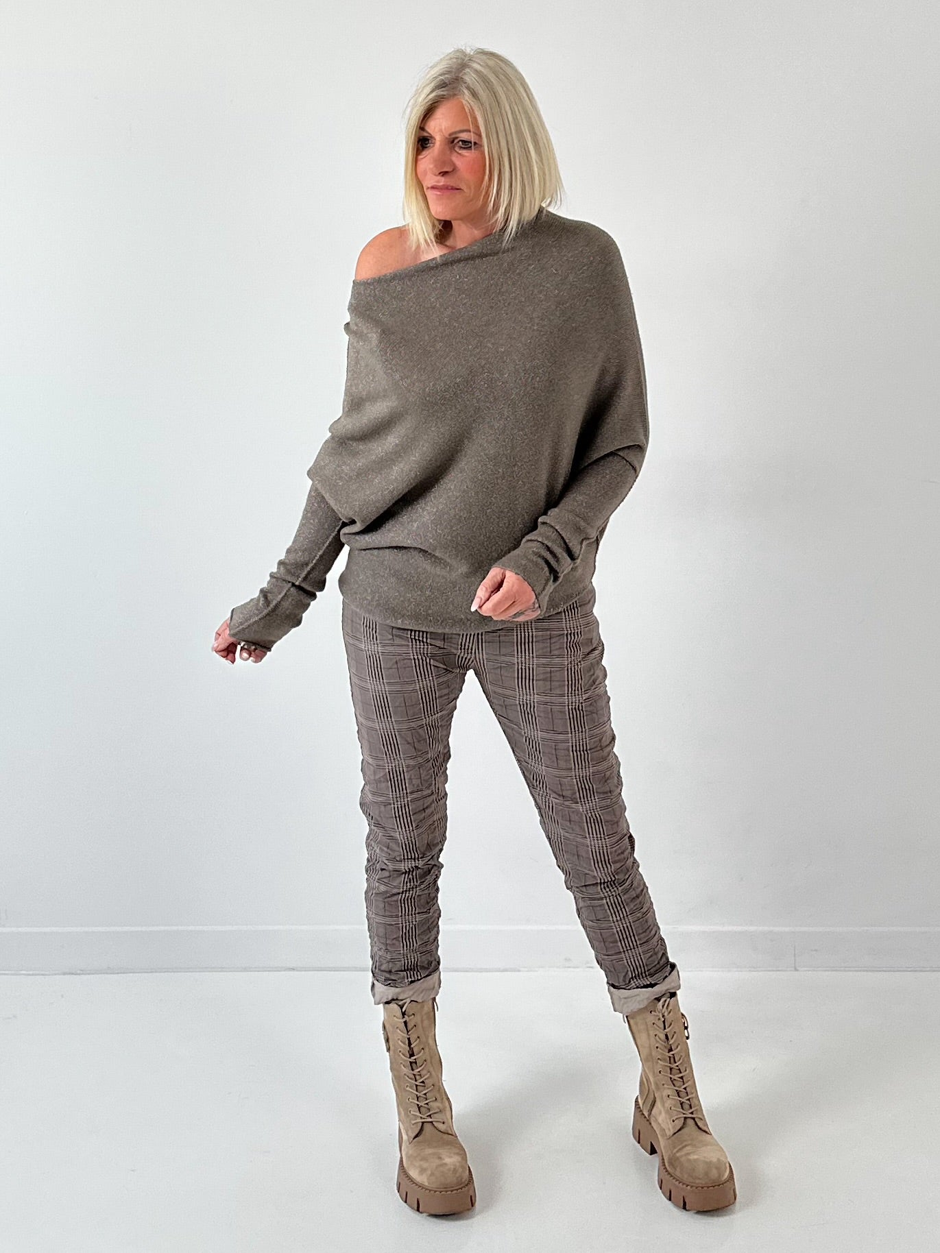 Asymmetrische trui model "Asym Glow" - taupe