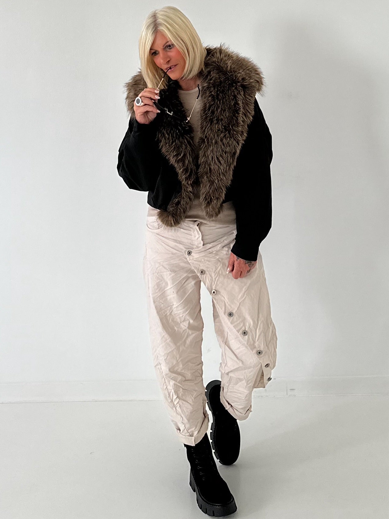 Jacke mit Fellkragen - schwarz