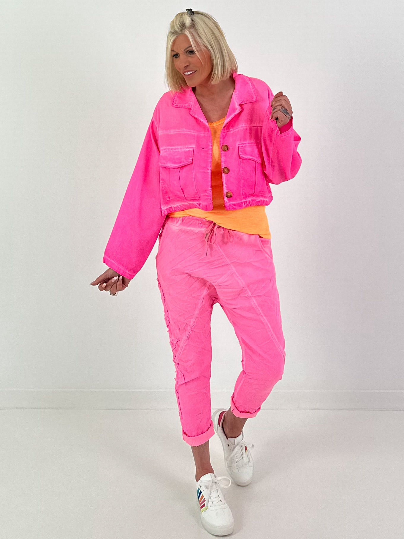 Kurzes Jäckchen mit Rückenprint - neonpink