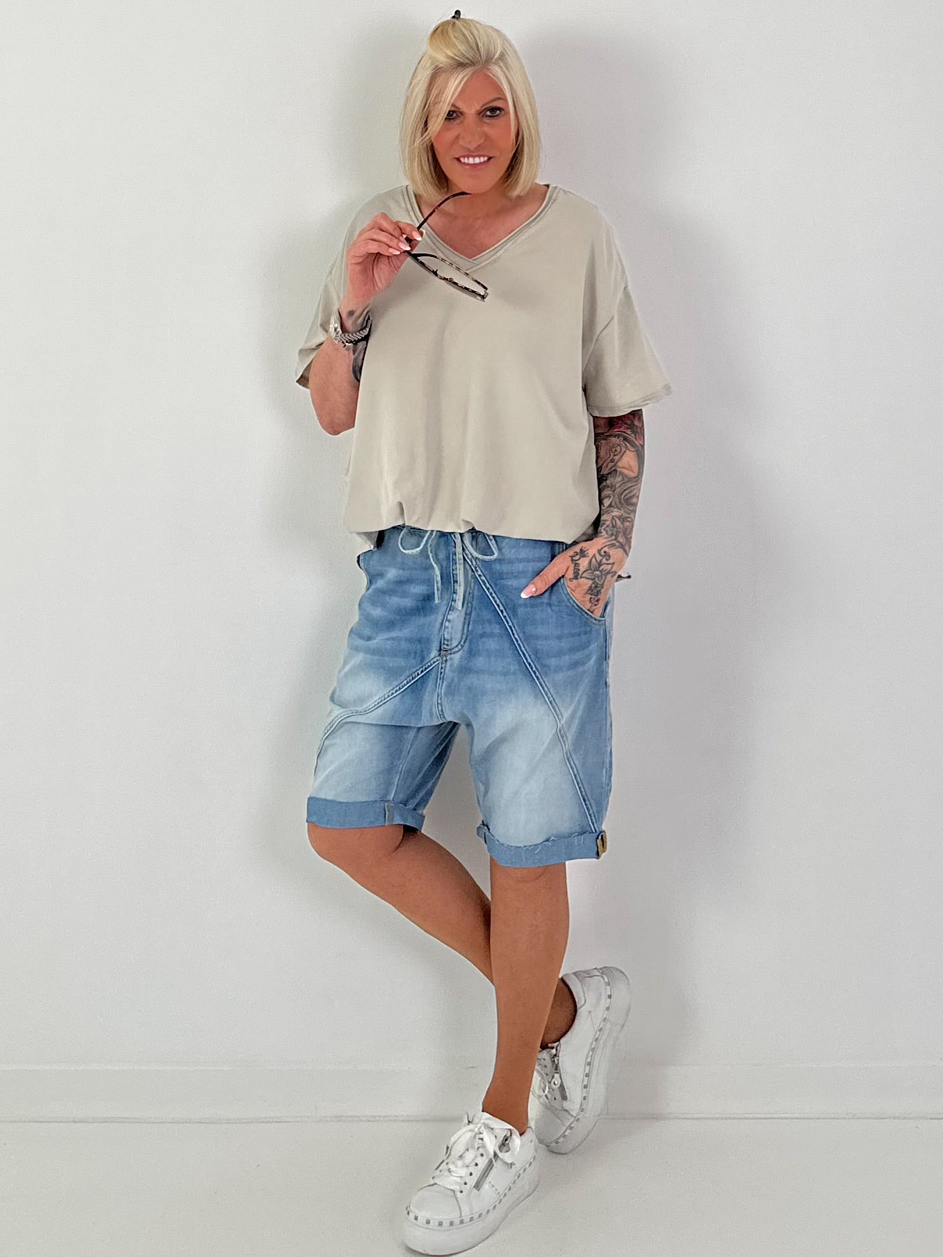 T-Shirt mit gerafftem Saum - beige