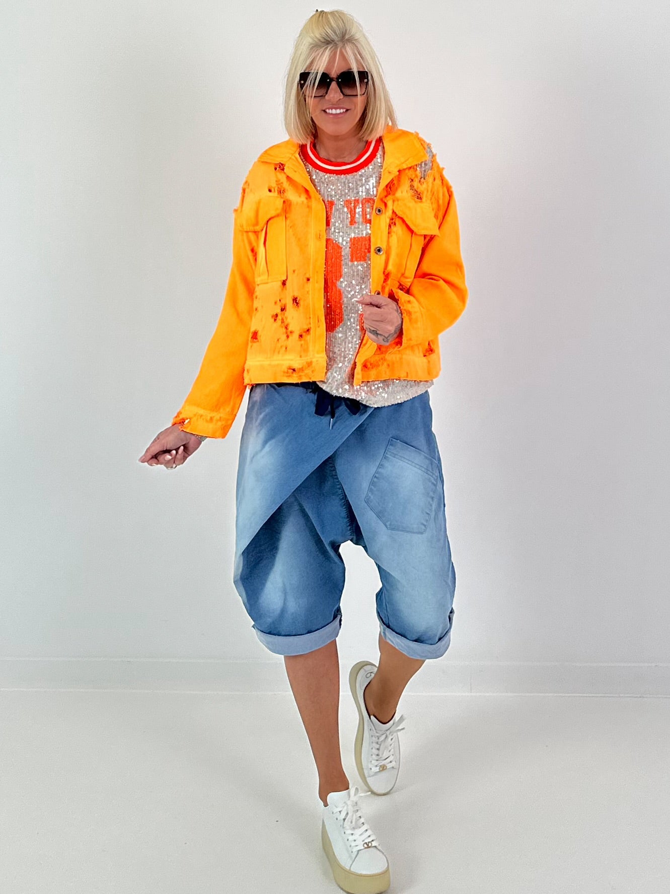 Jeansjacke in Destroyed Optik - neonorange