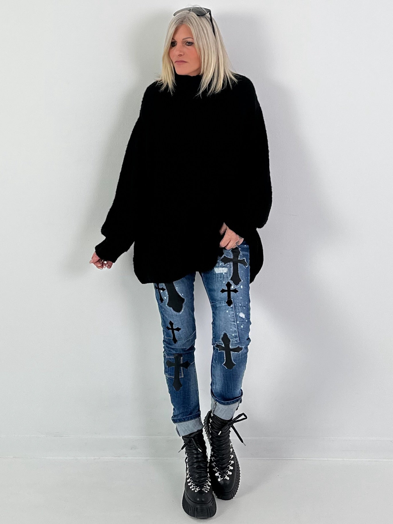 Oversized sweater model "Snuggle Arctic" - black