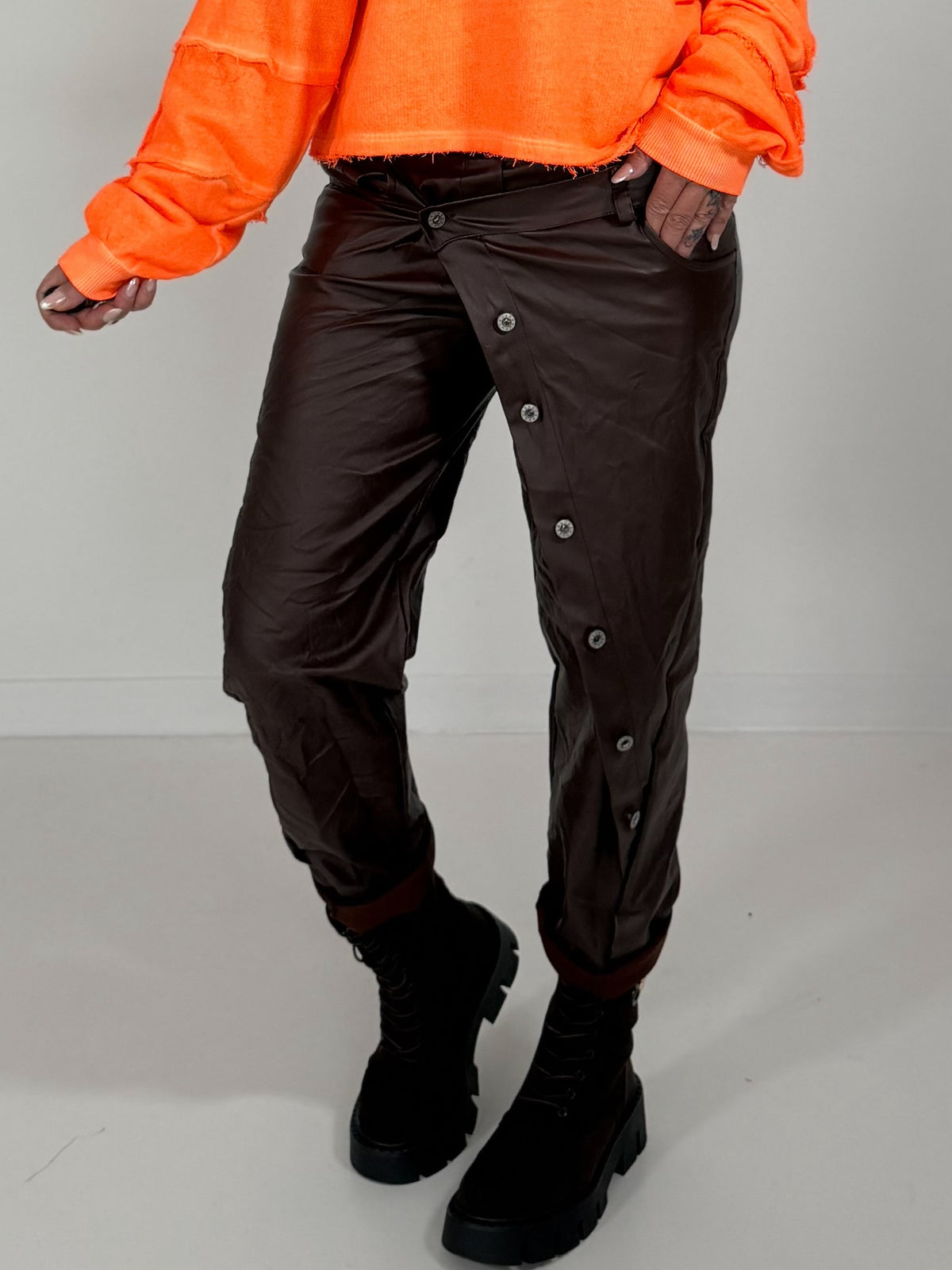 Vegane Lederhose Knopfleiste quer - mokka