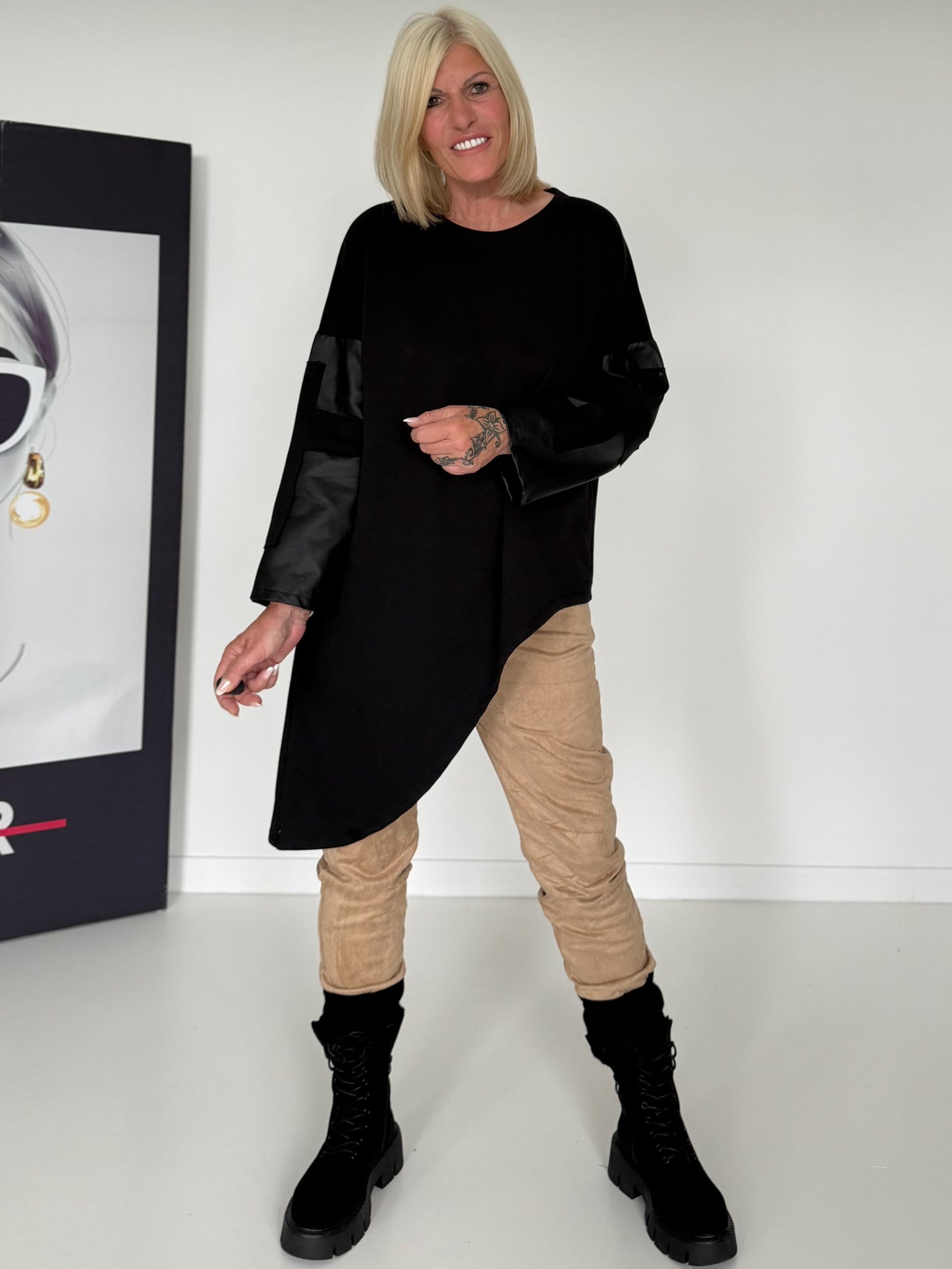 Asymmetrischer Sweater mit Kreuz- und Lederoptik-Details - schwarz