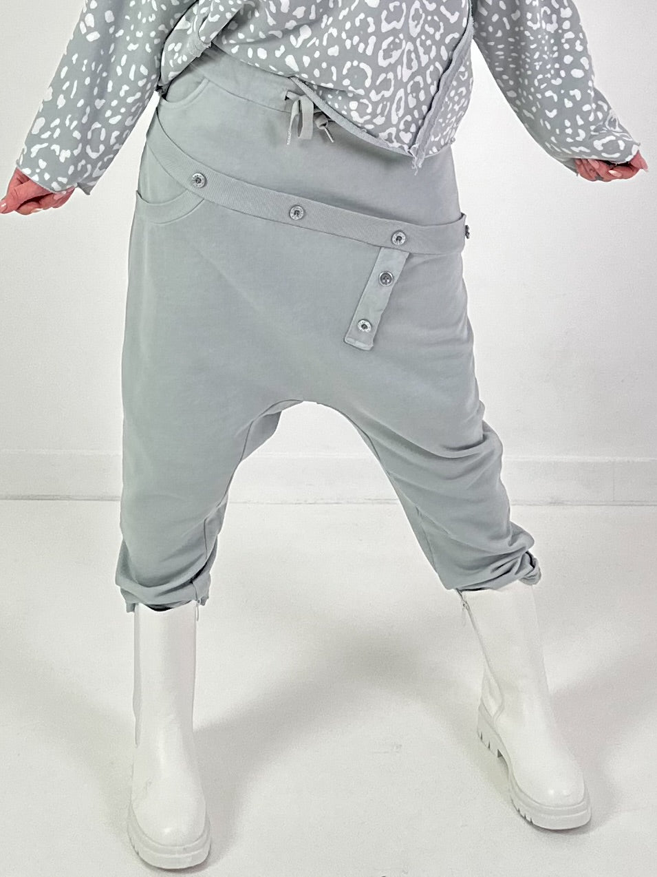 Baggy Hose Modell "Button-Belt" - hellgrau ( lieferbar ab ca. 12.12.25)