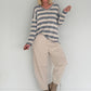 Gestreifter Strickpullover mit V-Ausschnitt - grau-beige