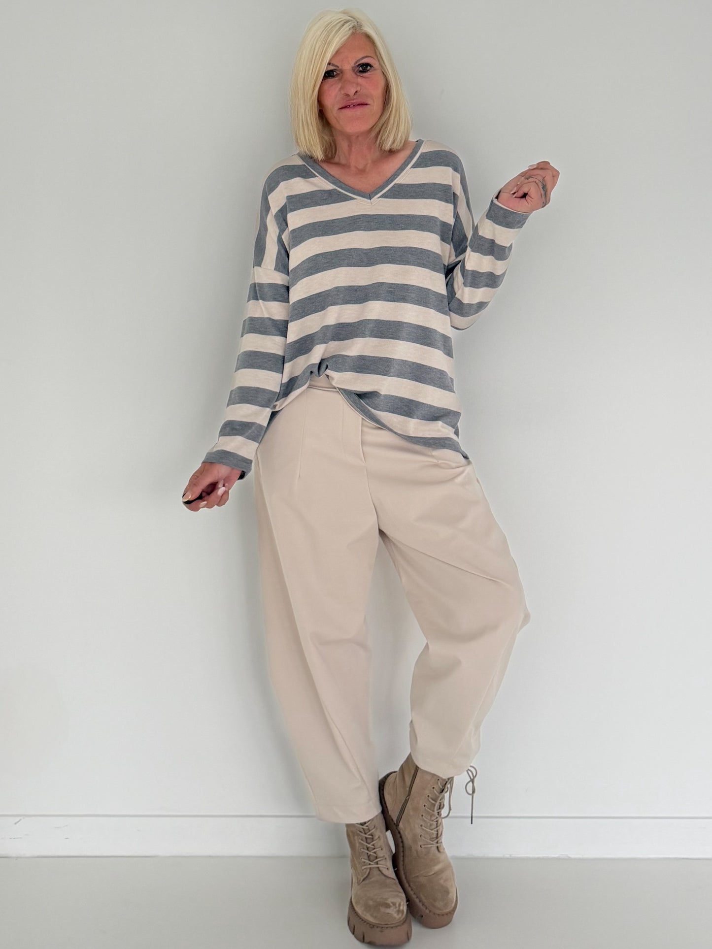 Gestreifter Strickpullover mit V-Ausschnitt - grau-beige