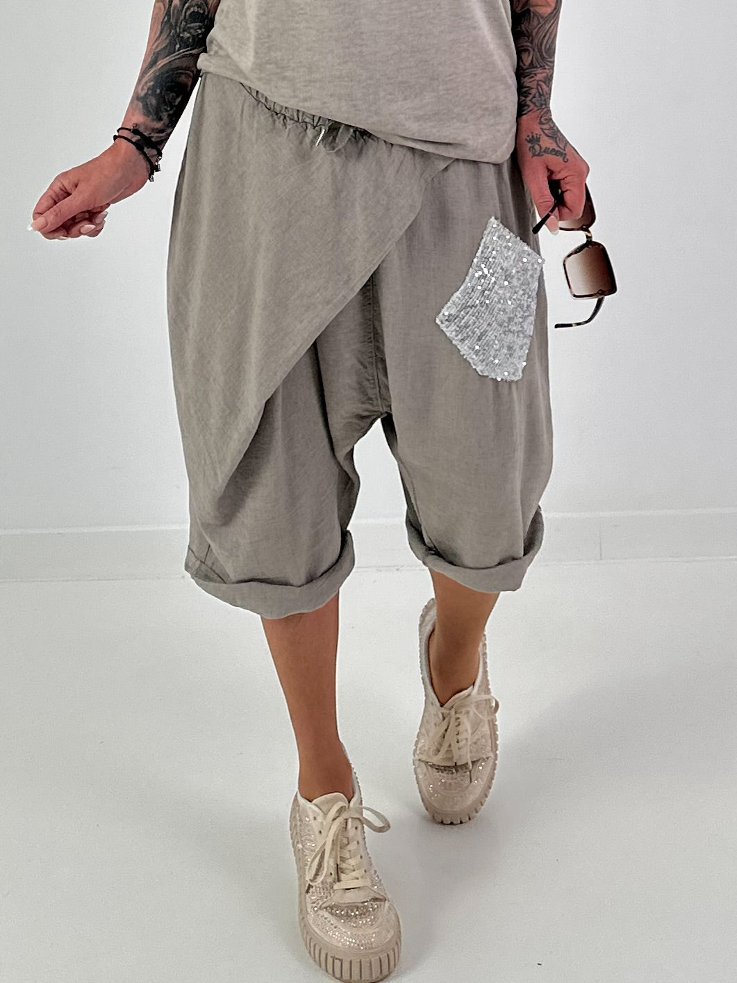Kurze Leinen Baggy mit Überwurf und Paillettendetails - taupe