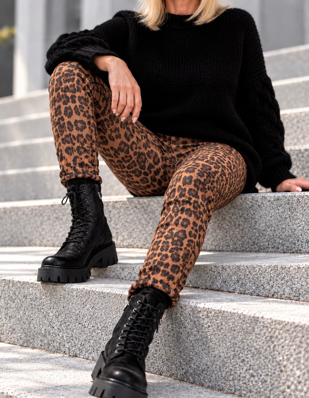 Hose im Allover Leo-Wildleder-Look - camel-mehrfarbig