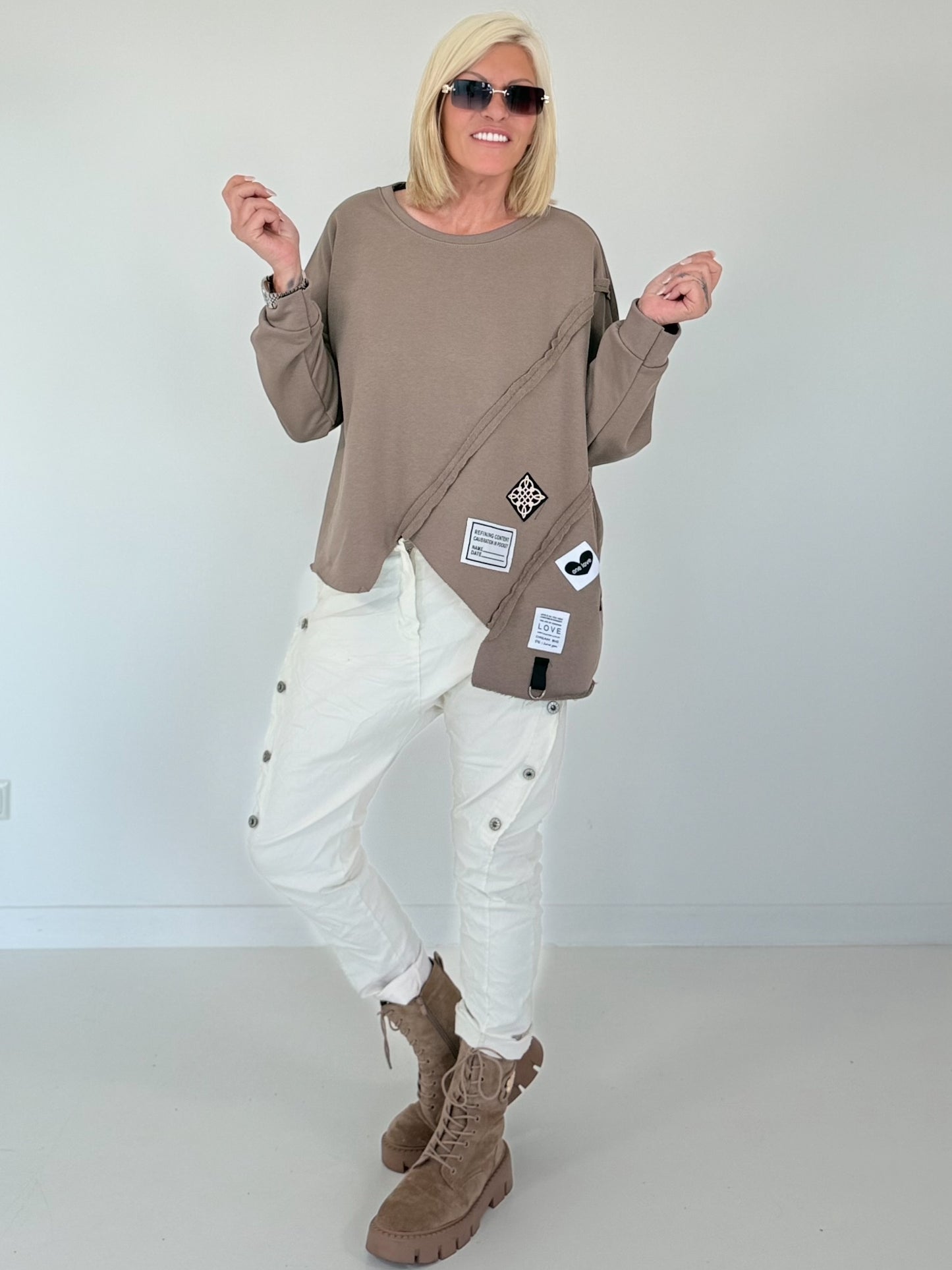 Sweater mit asymmetrischem Schnitt und Patches - taupe