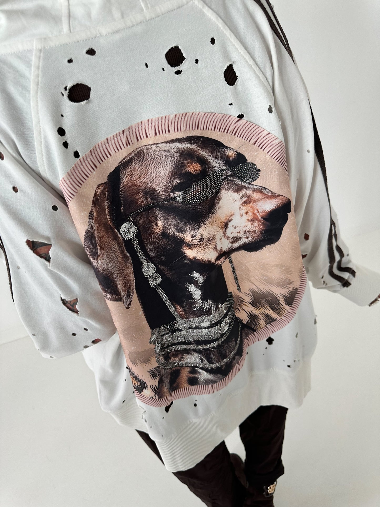 Stylische Sweatshirt Jacke mit großem Rückenpatch Dog - weiss