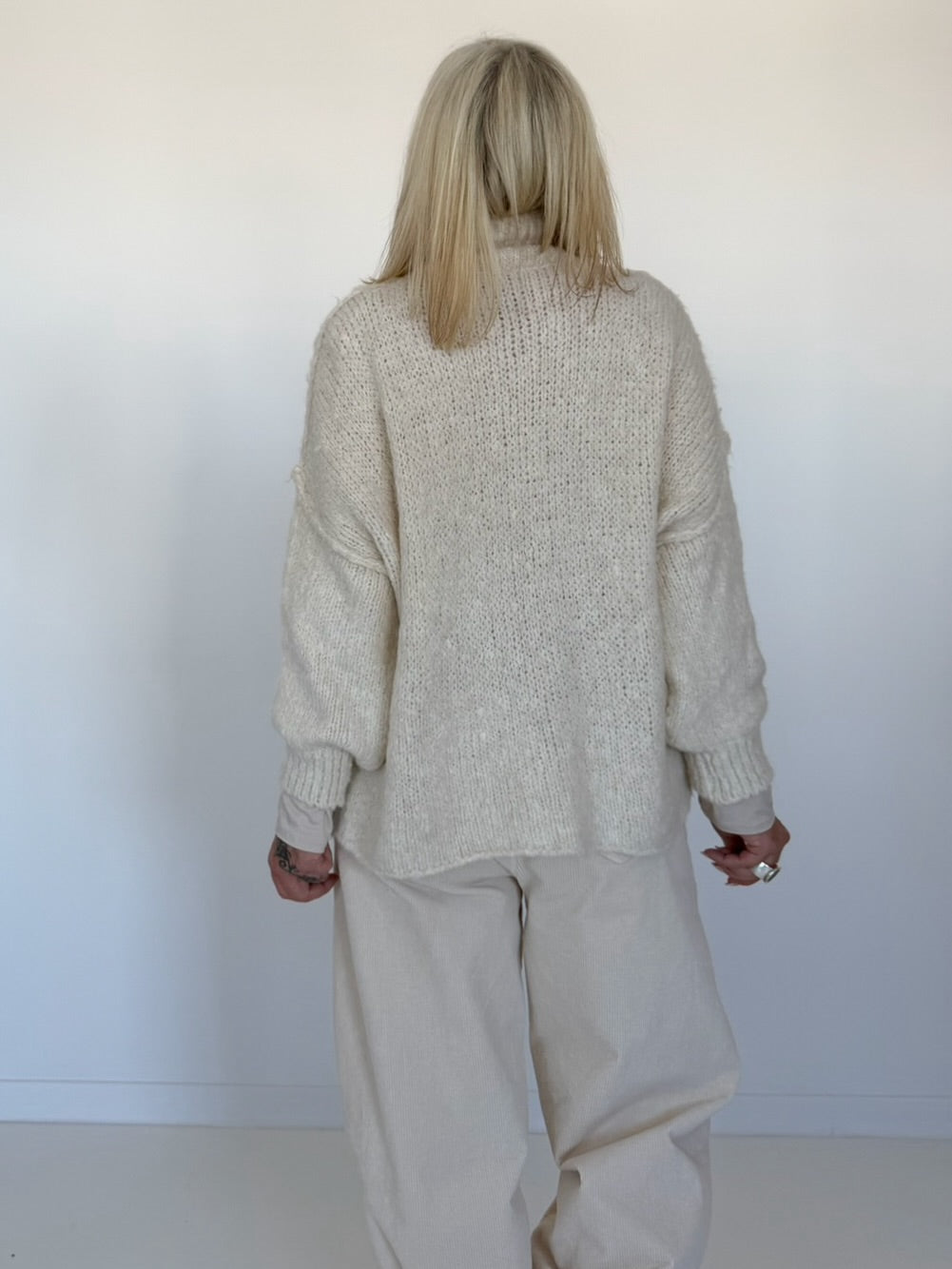 Weicher Grobstrickpullover mit Stehkragen - beige