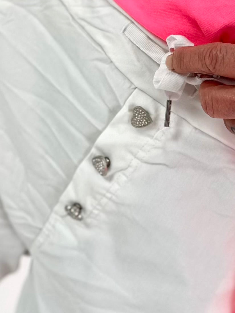 Boyfriend Hose mit Herzknöpfen - weiss