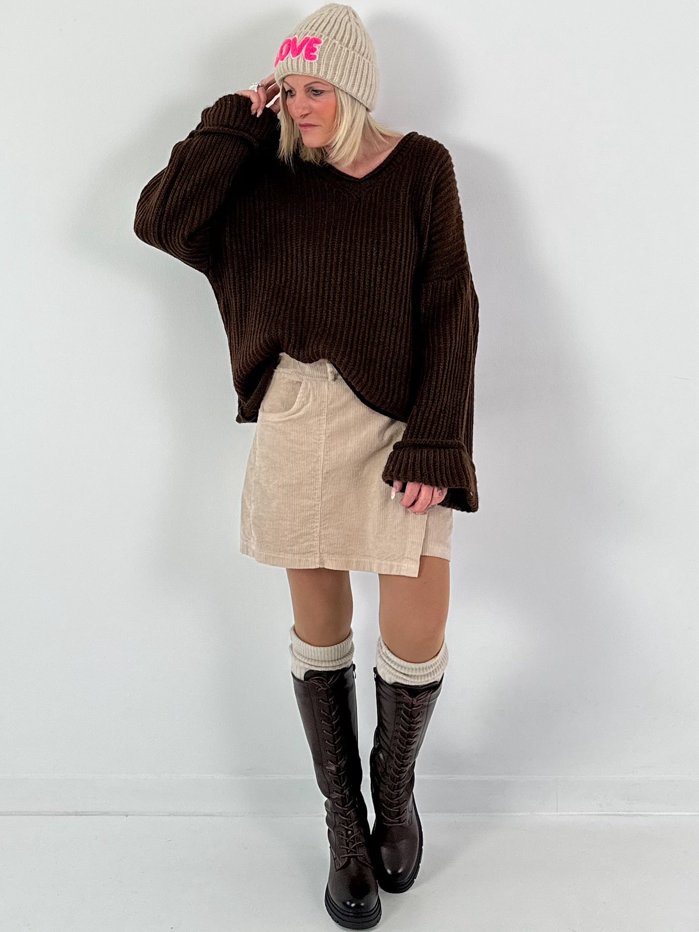 V-hals trui met wijde mouwen, model "Soft Horizon" - bruin