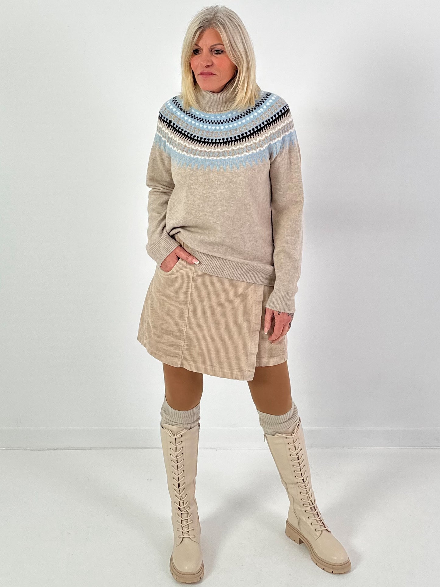 Turtleneck sweater model "Scandinavian Shine" - beige-blue
