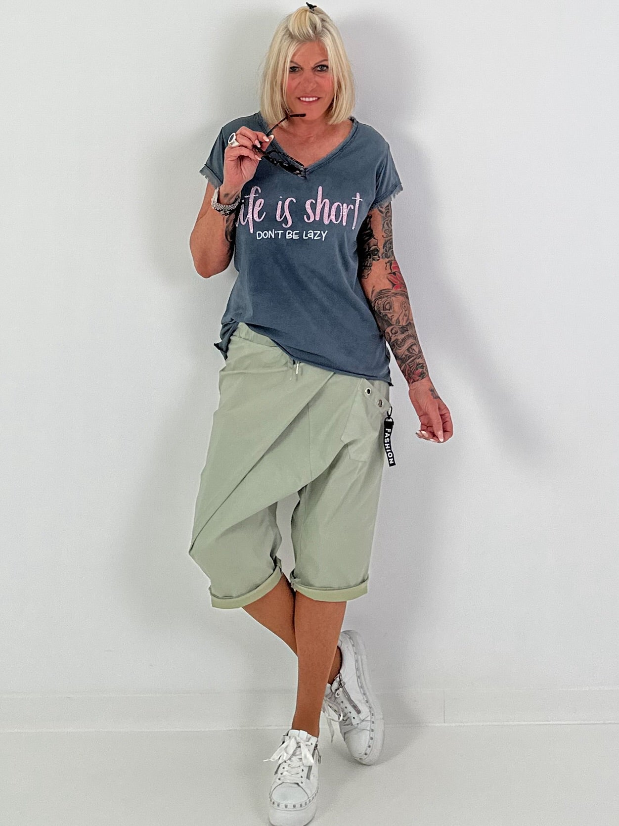 Kurze Baggy mit kleinen Ösen-Details - khaki