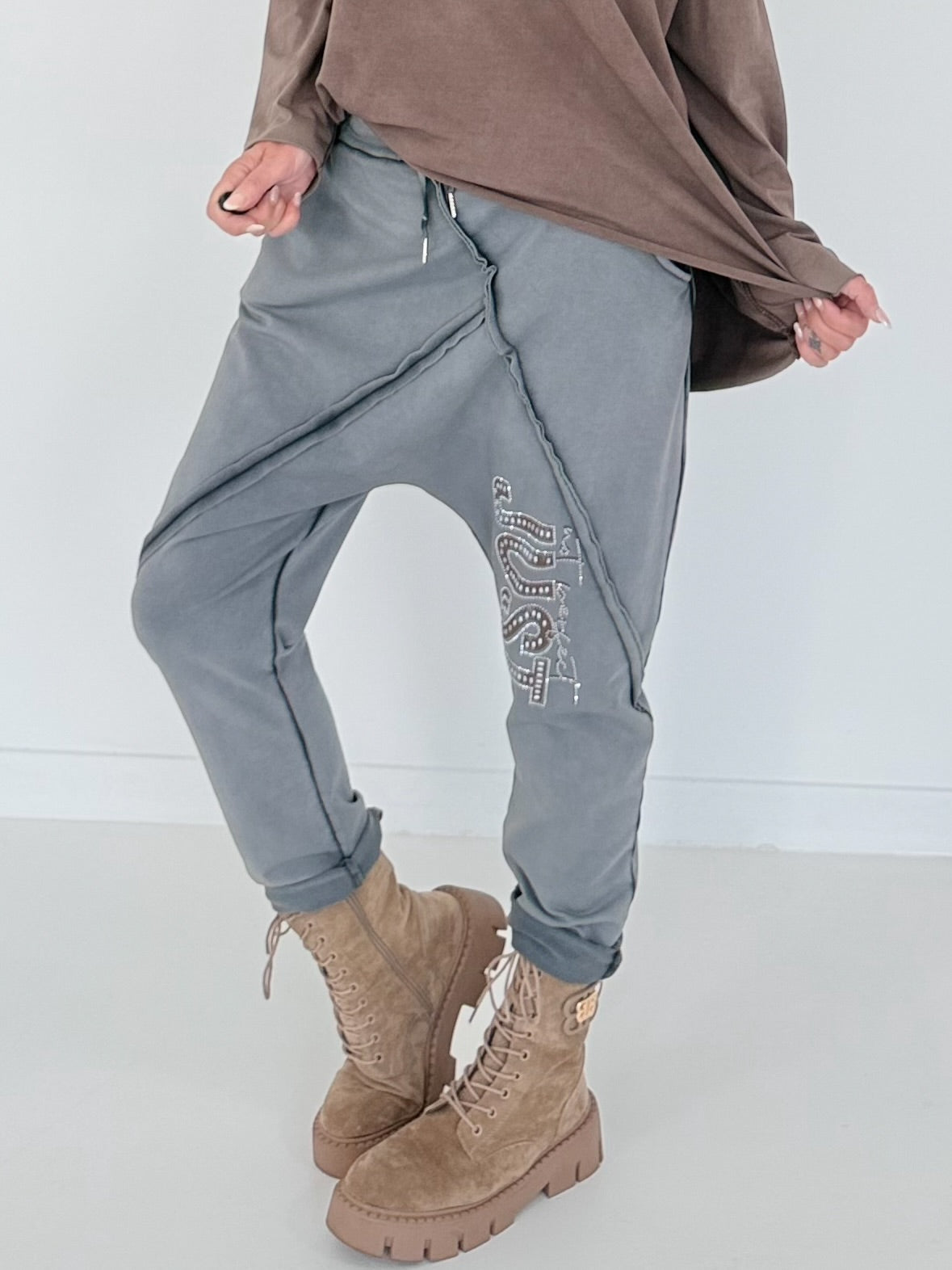 Sweat Baggy mit Strassapplikation - grau
