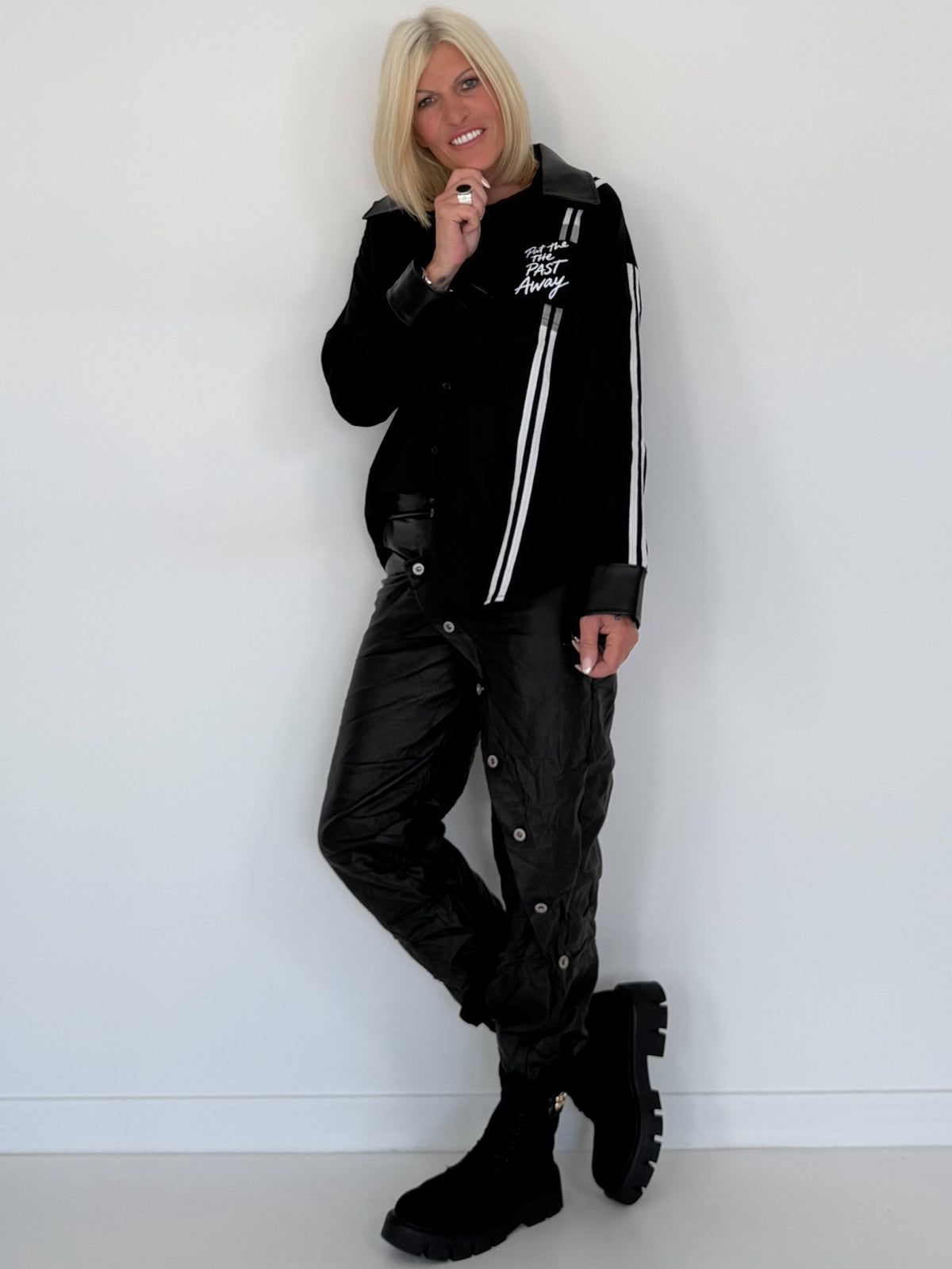 Hemdbluse mit Lederoptik-Elementen und Statement-Patch - schwarz