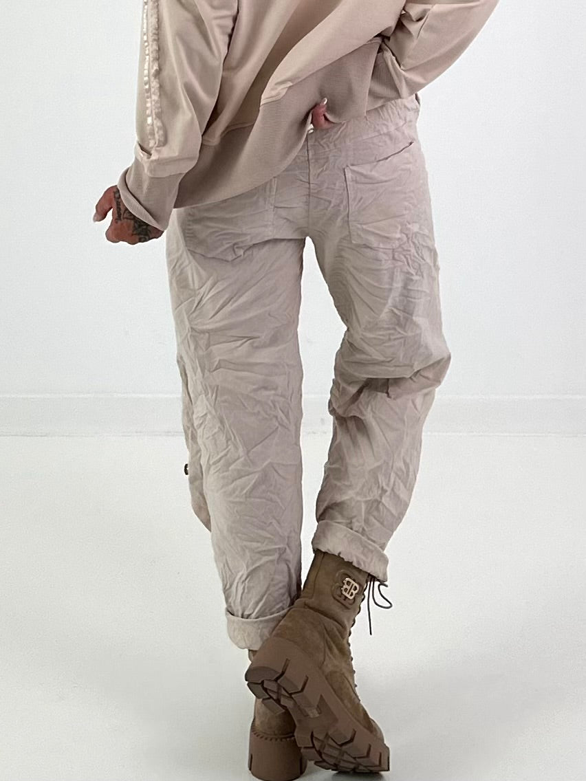 Hose mit elastischem Bund und Knopfleiste quer - beige